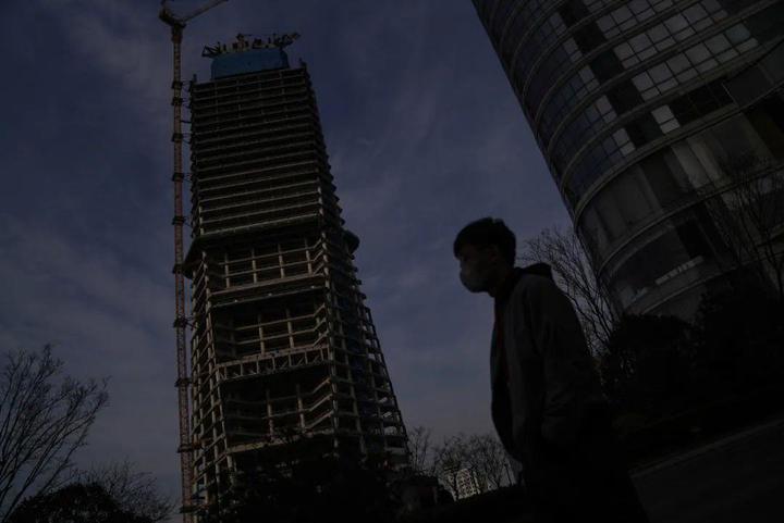 县城炒币青年：玩合约欠债13万，又回工地还债了