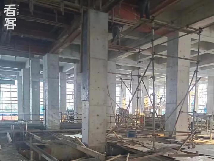 县城炒币青年：玩合约欠债13万，又回工地还债了