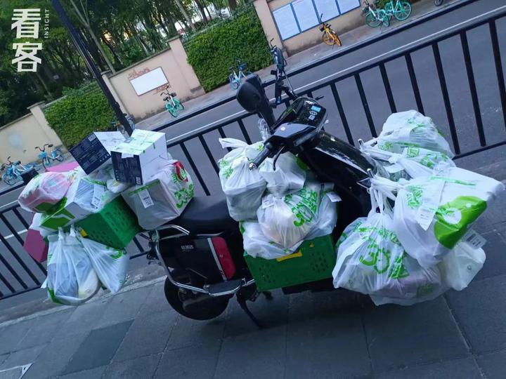 县城炒币青年：玩合约欠债13万，又回工地还债了