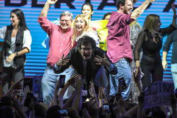 速览阿根廷新总统过往经历和主要观点:断绝父母关系、支持比特币