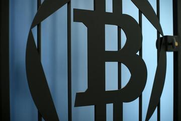 La SEC acusa a 17 personas por un esquema cripto Ponzi de 300 millones de dólares dirigido a latinos