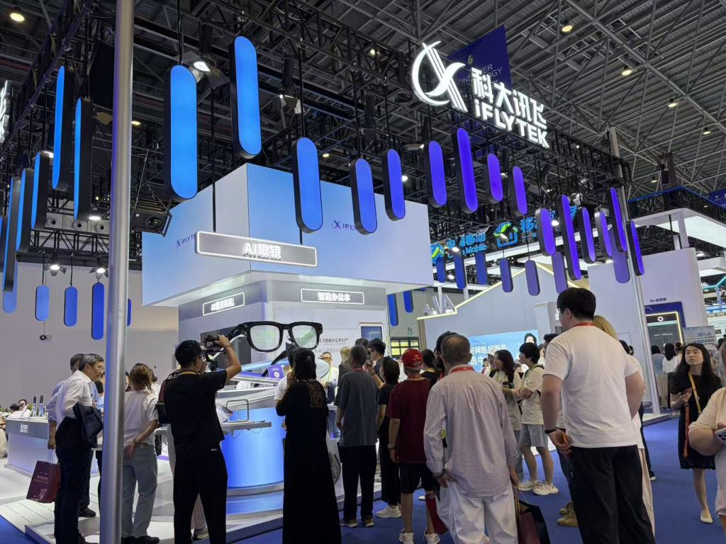 博览会展台上展示的iFLYTEK AI眼镜