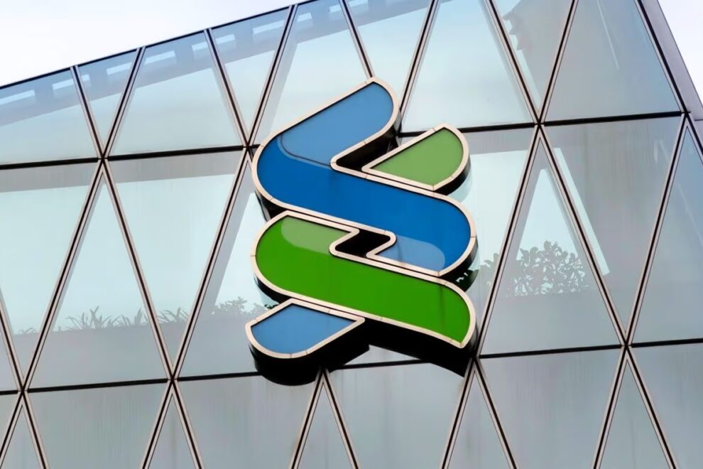 ETFと企業のトレジャリー購入に牽引され、ビットコインの20万ドル目標は依然有効:スタンダードチャータード