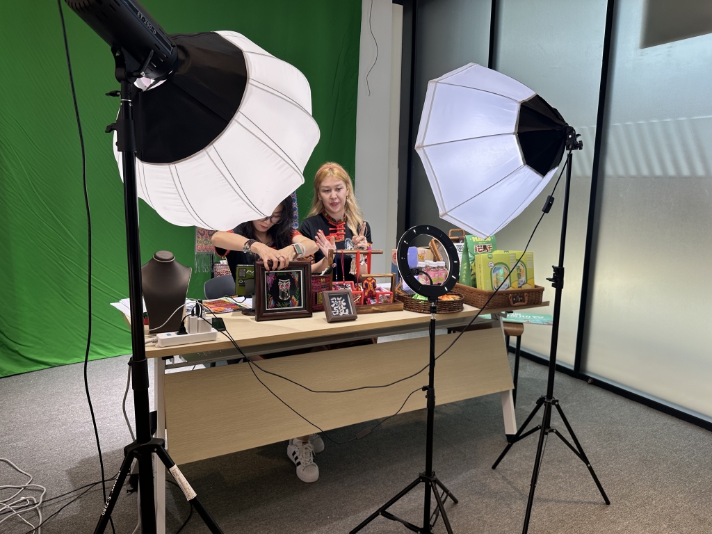 Foreign broadcaster from Kyrgyzstan with Chinese partner at De航 FLY3 experience city