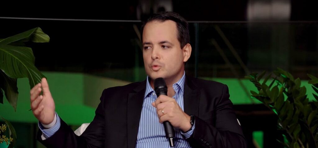 クリスティアーノ・カストロ、ブラジルのブラックロックのビジネス開発ディレクター、インタビュー中。