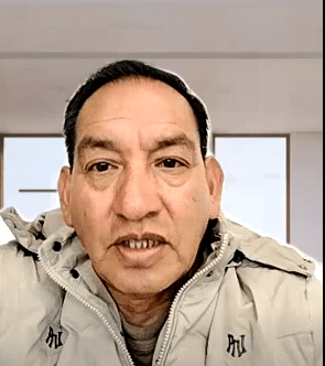 埃德温·葡萄牙与媒体讨论玻利维亚黄金代币化项目。