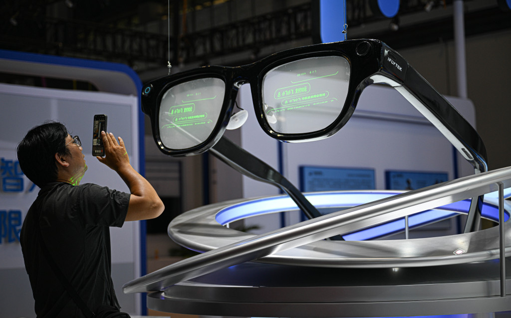 AI眼镜型号在第六届中国国际消费品博览会展出