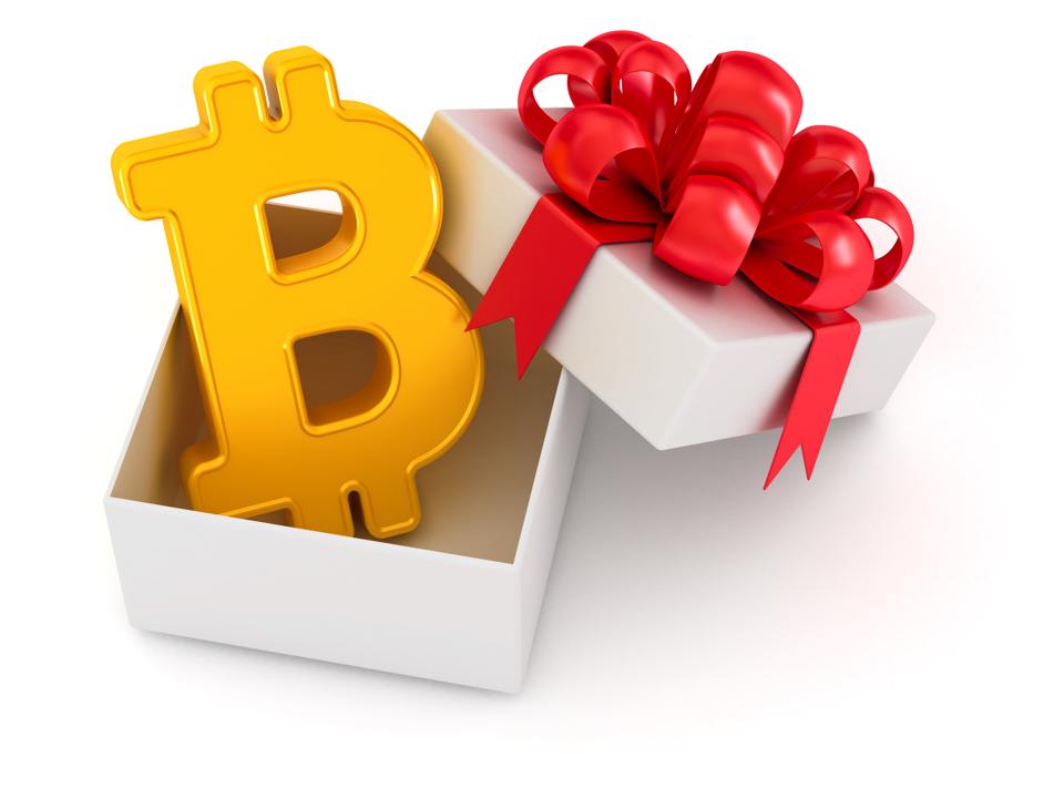 ビットコイン. 白いギフトボックスに赤いリボンで結ばれた金色のデジタル暗号通貨のサイン。最高のギフト。3Dイラストが白い背景に孤立しています。