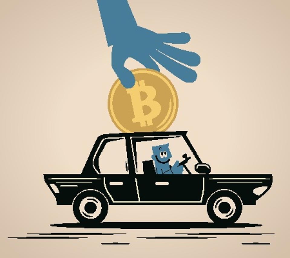 青い笑顔の男性が車を運転し、大きな手が車にお金を入れる