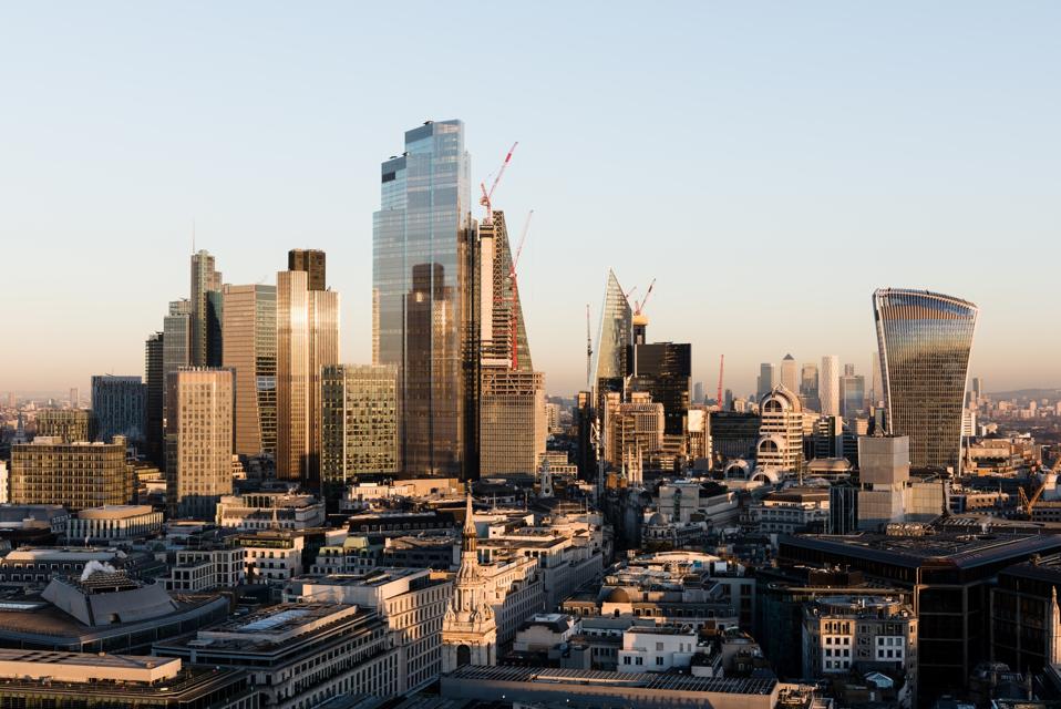 ロンドンのスカイラインの夕暮れ時