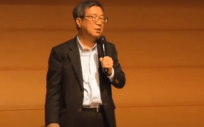 The lawmaker Takeshi Fujimaki speaking at the Tezos Japan Meetup in 2019.
