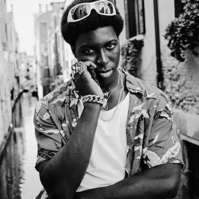 ## The Moment Swim Trunks Fall Off: The Truth Behind the Silence of 2021's Bull Market Chosen Ones
Remember those frantic days? When everyone believed they had found the shortcut to wealth.
2021 was the "Golden Age" of the crypto world—Bitcoin surged to $60,000, Ethereum repeatedly hit new highs, and any project labeled "Web3" seemed to easily raise hundreds of millions of dollars. Venture capital firms flocked in, afraid to miss the next hundredfold project. That year, crypto tech startups raised a total of $25.2 billion, a 713% increase from $3.1 billion in 2020. Everything looked upward, everything seemed promising.
But four years later, looking back at over 400 high-funding projects, reality has given us the harshest slap.
## The Collapse of Centralized Platforms: From "Normalization" to Trust Bankruptcy
The most dramatic disaster occurred in 2022.
FTX, once considered the biggest competitor to a certain exchange and which raised $1.32 billion, collapsed in November, with its founder sentenced to 25 years in prison for fraud. At the same time, a domino chain reaction unfolded—Celsius Network, which raised $750 million, promised users an 18% annual yield, but its token CEL plummeted from $8 to $0.03, a 99.6% drop. Platforms like BlockFi, Voyager Digital, Babel Finance, which represented "institutionalized" finance, collectively raised over $500 million but fell one after another amid liquidity crises.
The death of these projects was not a technical issue but a fraud inherent in their business models. Investors realized that those numbers were just paper talk.
## The Illusion of NFTs and the Metaverse Dissipates: From Play-to-Earn to Ponzi Schemes
If platform collapses were human fraud, then the collective death of NFTs and the Metaverse was a nationwide wake-up call.
Axie Infinity was once the flagship of the "play-to-earn" concept, raising $159.5 million. Its token AXS once soared to $164.9, and in-game pet NFTs were even speculated to reach hundreds of thousands of dollars each. In countries like the Philippines, tens of thousands of people quit their jobs to become full-time "gold farmers," viewing Axie as a chance to change their fate. But when the game’s economic model collapsed, AXS plummeted to $2.00, a drop of over 99%, and players who invested their life savings realized—this was just a Ponzi scheme that needed new victims to keep going.
The Sandbox, a leading project in the Metaverse, raised $93 million, and virtual land NFTs were hotly contested in 2021, with SAND tokens reaching $8.4. Three years later, the space has become a ghost town; only the official Twitter still updates alone, and the comment section is deserted. SAND has fallen to $0.14. NFT platforms focused on music and art have also fallen silent, becoming true zombie projects.
## Who Are the Real Winners? Harsh Math Tells Us the Truth
67 high-funding projects have died, gone to zero, or halted, with total funding exceeding $5 billion. This number itself tells a story—the vast majority of projects are products of cycles, collective illusions during market euphoria.
Only about 5% of projects can create lasting value, and this 5% is usually only identified at the lowest point of the bear market. Most projects are like participating in a marathon wearing swim trunks—in the rising tide, everyone looks like a swimming expert, but when the tide recedes, the truly capable projects and lucky ones become obvious.
## The New Cycle in 2025: History Repeats Itself
A new cycle is beginning, and new stories are unfolding. Maybe some projects invested in today will become the hundredfold opportunities of tomorrow, or maybe most investments will follow yesterday’s path again. But one thing is certain—the next time the tide recedes, how many projects today will be exposed like swim trunks?
The wheel of history keeps turning, each cycle telling the same story, just with new characters. Those who truly understand the market’s essence will stay rational when others are greedy, and seek opportunities when others are fearful. Most people, however, will repeat the same mistakes in the next bull market.