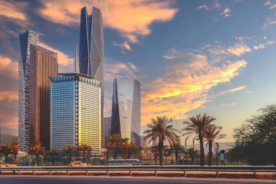 Các con đường và phố ở Riyadh được trang trí bằng cây cảnh hai bên đường, trung tâm thành phố, đường chân trời Riyadh, Khu Tài chính Vua Abdullah, Ả Rập Xê Út