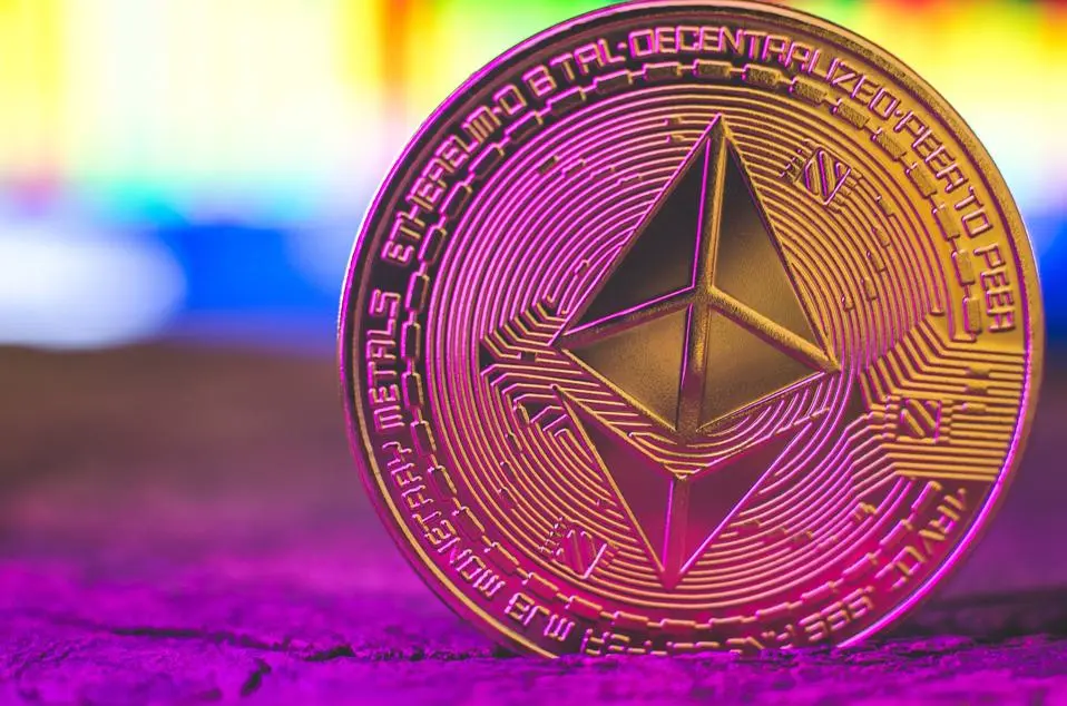 世界加密貨幣。以太幣在紫色霓虹燈下的特寫。未來金融系統 - 烏克蘭，伊茲梅爾 2022年3月17日