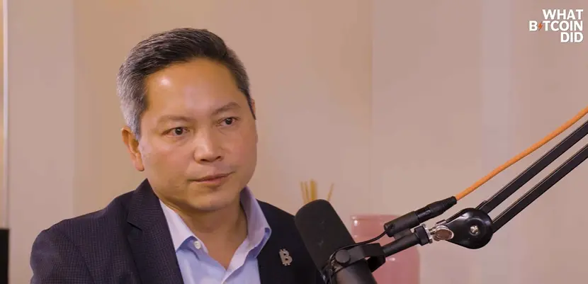 فونغ لي، الرئيس التنفيذي لاستراتيجية، خلال مقابلة يشرح متى يمكنهم بيع البيتكوين.