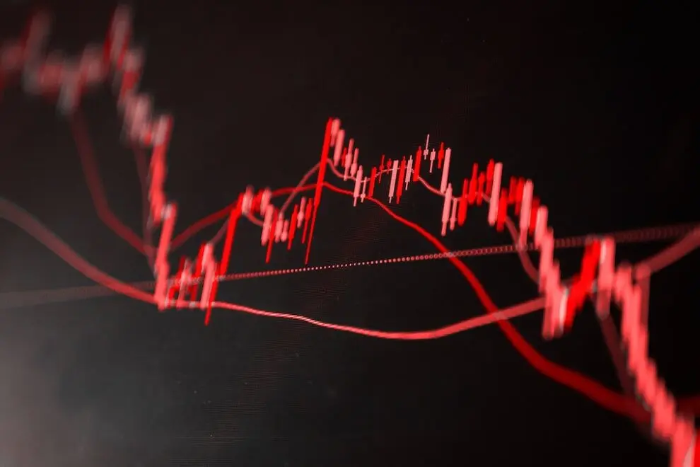 DOGE、SOL、XRPを筆頭にアルトコインが大幅下落──FRBの金利決定に対する不安とレバレッジ解消が暗号資産市場に影響