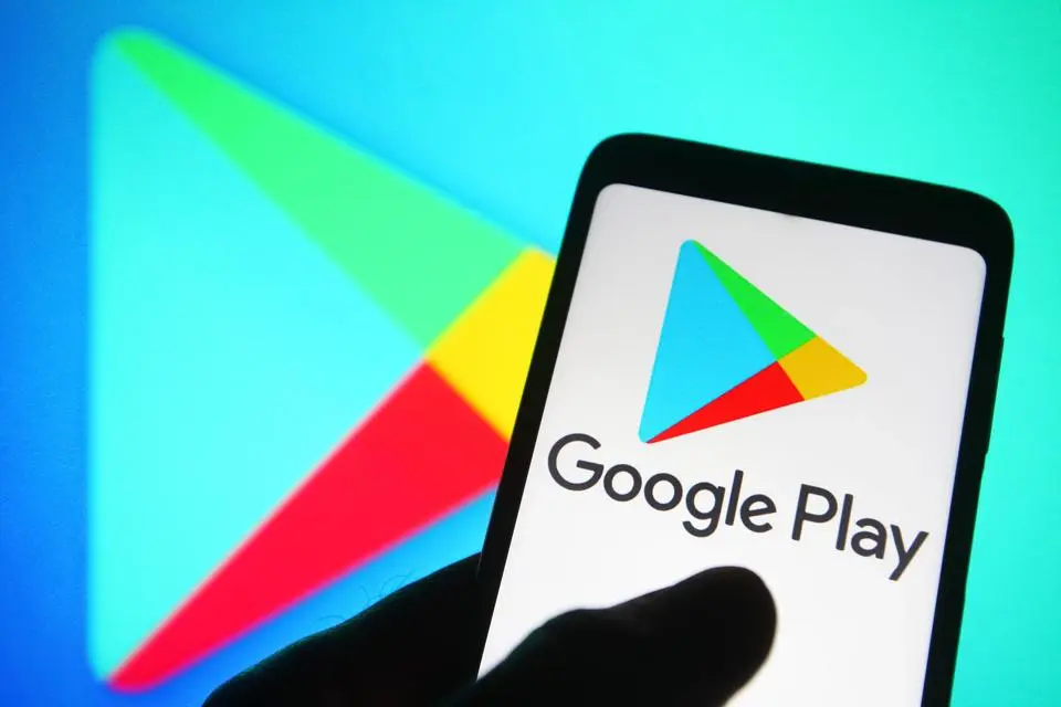 На цьому фотоілюстрації видно логотип Google Play Store...