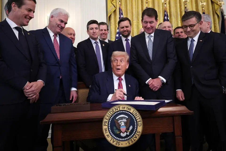 Tổng thống Trump ký luật cho Đạo luật GENIUS, luật tiền điện tử lớn đầu tiên được Quốc hội thông qua