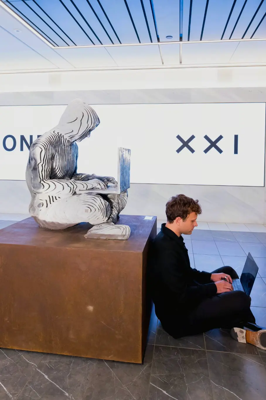 中本聪雕像落地纽交所外