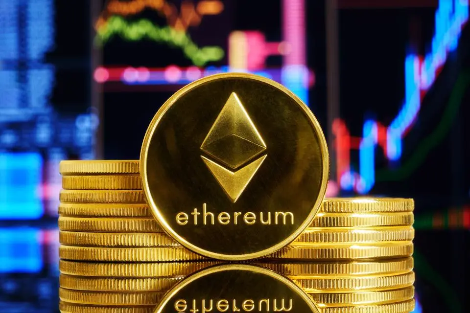 金币以太坊叠加在明亮的商业图形背景上特写。加密货币姨太。匿名。数字货币