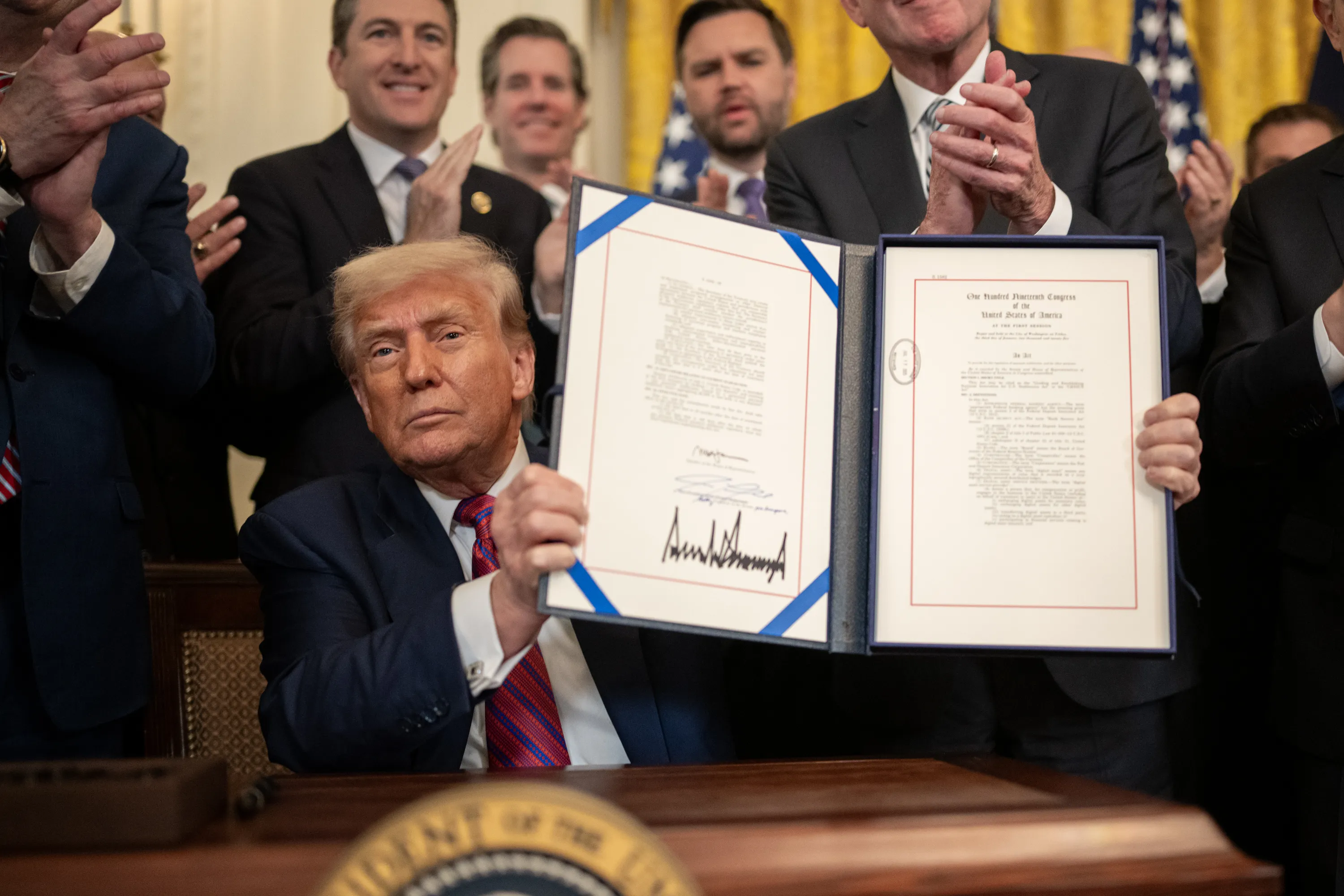 El presidente Trump firmó la ley GENIUS