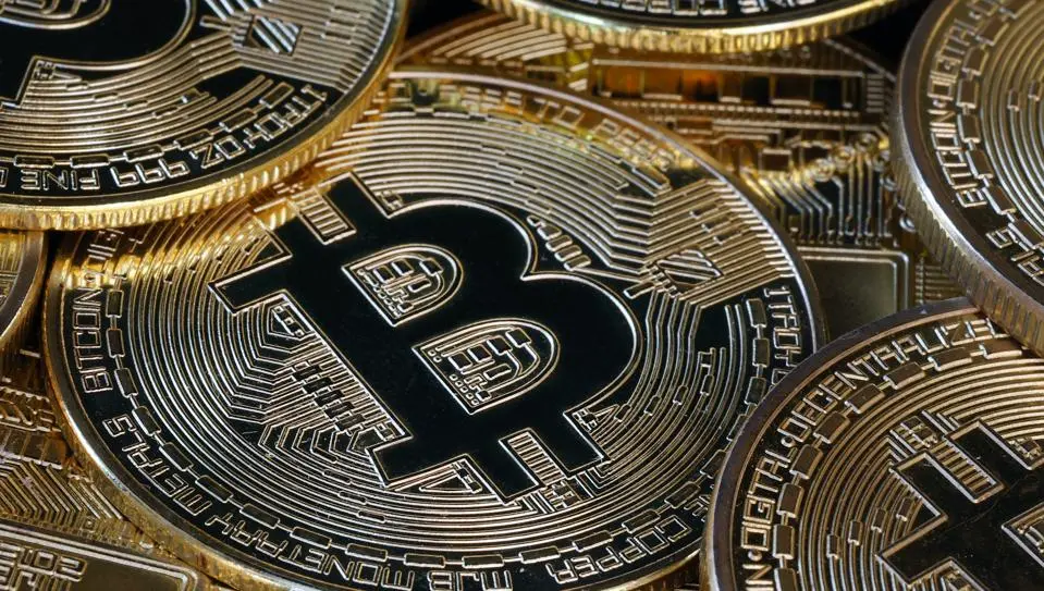 ビットコインの写真。記事はビットコインが証券か商品かを検討しています。