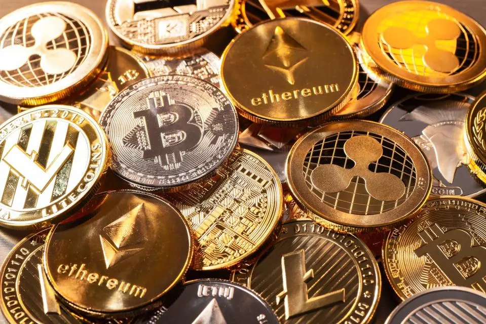 Divers jetons cryptographiques sur le thème de l'adoption des cryptos en 2025.