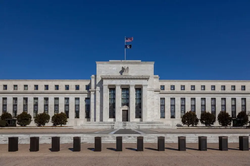 Bitcoin, superando los 117,000 Dólares ─ El presidente Trump nomina a Milan CEA como director de la FRB